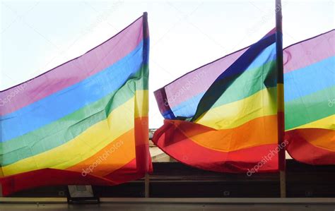 Orgullo Arco Iris Lgbt Gay Bandera Siendo Ondeado En Cielo Bg