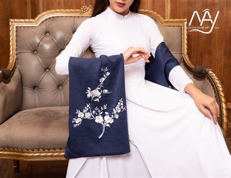 Khăn lụa Bảo Lộc màu nude dệt họa tiết hoa sen Quà tặng đối tác cao cấp