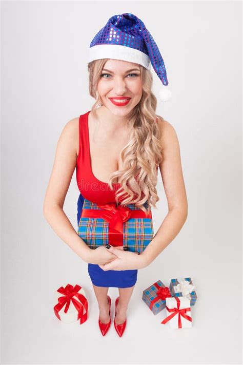 Une Blonde Sexy Avec De Grands Seins Se Tenant Sur Un Fond Blanc Photo Stock Image Du Robe