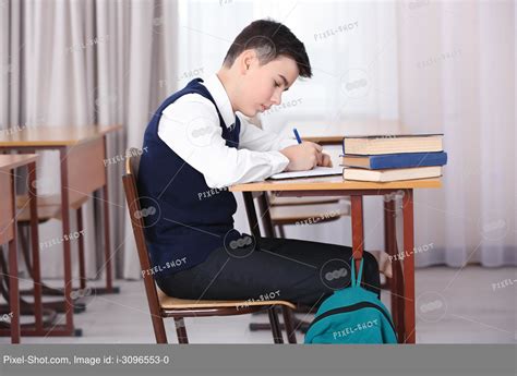 Фото ученика за партой как правильно сидеть (69 фото) - фото - картинки ...