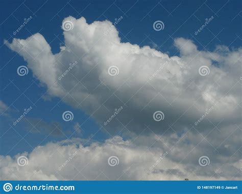 Cielo Azul Con Las Nubes De C Mulo Blancas Imagen De Archivo Imagen