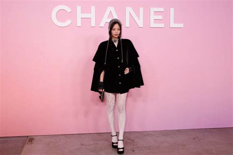 JENNIE KIM At Chanels Metiers Dart Collection Photocall In Tokyo 06