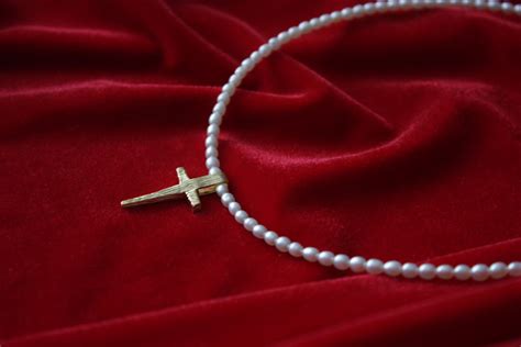 Жемчужное ожерелье с позолоченным крестом в магазине «О любви» на ...