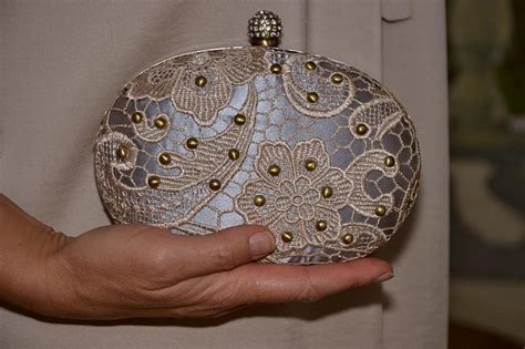 Vestido Nude Y Tocado Elegante A La Par Que Discreta