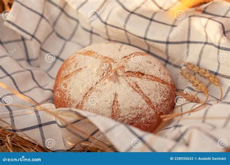 Pan Entero De Centeno De Grano En Una Servilleta A Cuadros En Un Campo