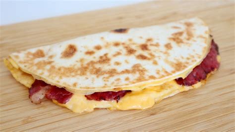 Make This For Breakfast Easy Bacon Egg And Cheese Tortilla Wrap Youtube