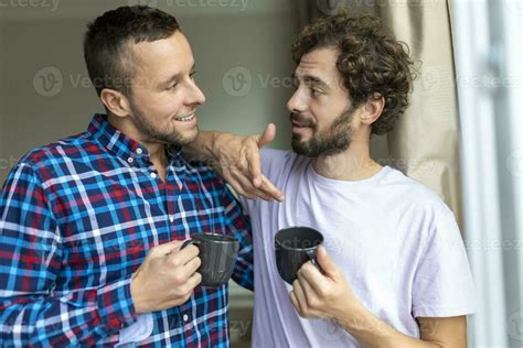 Joven Gay Pareja En Amor Mirando Fuera El Ventana Dos Joven Andr Gino Hombres Sonriente Juntos