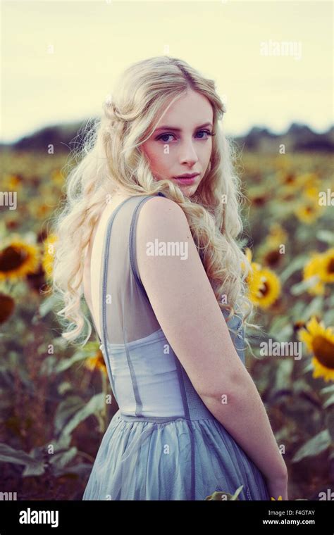 Blonde frau Fotos und Bildmaterial in hoher Auflösung Alamy