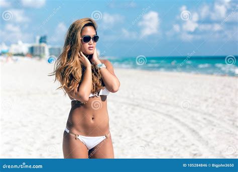 Portrait De Femme Assez Belle Dans Le Bikini Blanc Posant En Soleil Photo Stock Image Du Fille