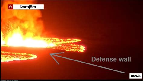 Тем временем в Исландии лава вулкана вырвалась возле города и сносит ...