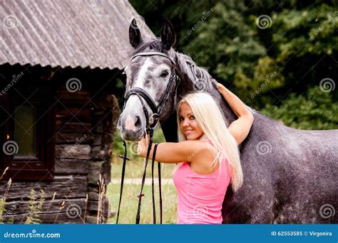 Belle Femme Blonde Et Son Cheval Dans La Zone Rurale Image Stock Image Du Petit Jardin