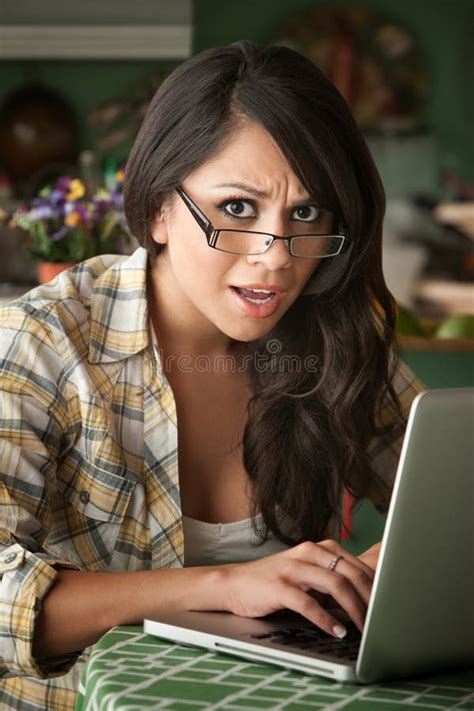 Belle Latina Avec La Fleur Photo Stock Image Du Couleur