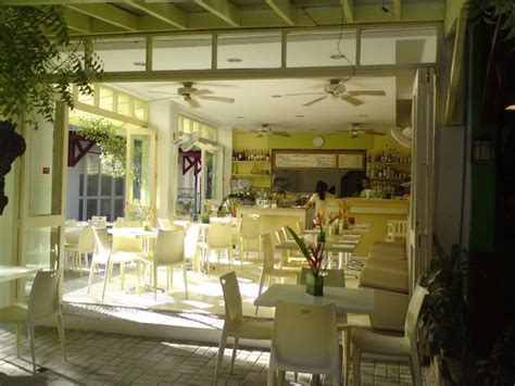 Lemon Café ピサヤ諸島 ボラカイ島 レストランカフェ World Gay Guide