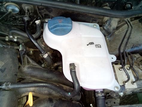 Замена бачка охлаждающей жидкости — Volkswagen Passat B5, 1,6 л, 1998 ...