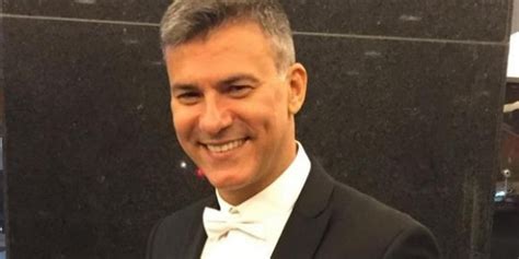 Ator diz não saber se consegue papel de galã na televisão por ser gay Metro