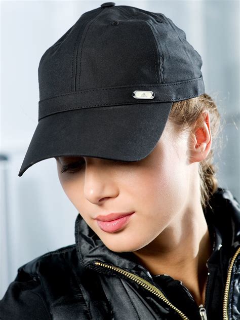 Женщина в черной кепке (33 фото) - картинки и фото fashionhot.club
