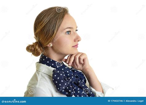 Blonde Avec La Main Sous Le Menton Photo Stock Image Du Sain Caucasien 179432746