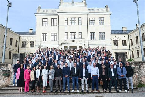 Široki Brijeg Bivši strukovnjaci proslavili godina mature Jabuka tv