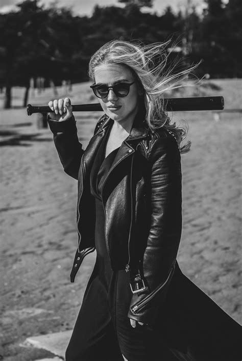 Девушка с битой | Фотосессия, Фотосессии девушек, Позы тела