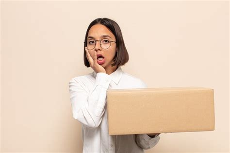 Mujer Latina Joven Que Se Siente Conmocionada Y Asustada Mirando Aterrorizada Con La Boca