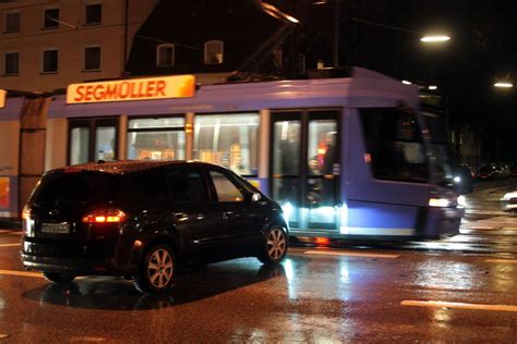 Auto St T Am Hauptbahnhof Mit Stra Enbahn Zusammen Zwei Verletzte