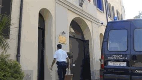 Tenta Il Suicidio In Carcere Salvato Dagli Agenti La Stampa