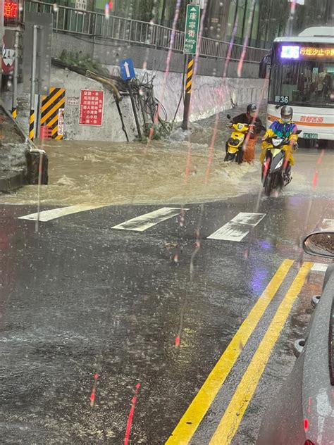 尼莎雨彈狂炸！ 汐止涵洞淹到「車快滅頂」 即起開放紅黃線停車