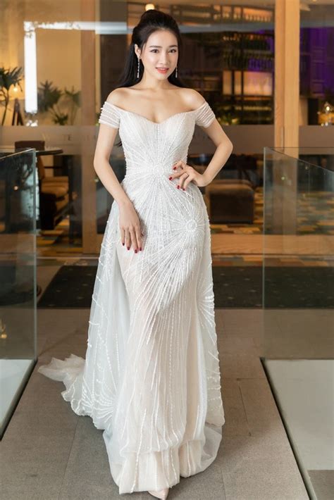 Ng Thanh V N Khoe Th N H Nh B C L A V I Bikini Tu I C Y N I