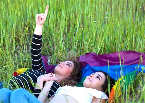 Dos Chicas Lesbianas Tirado En El Pasto Con La Bandera Del Orgullo Gay Foto Premium