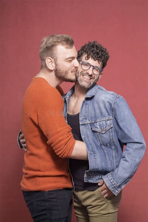 Pareja Gay Abrazando Y Juntos Mientras Son Felices Foto De Archivo