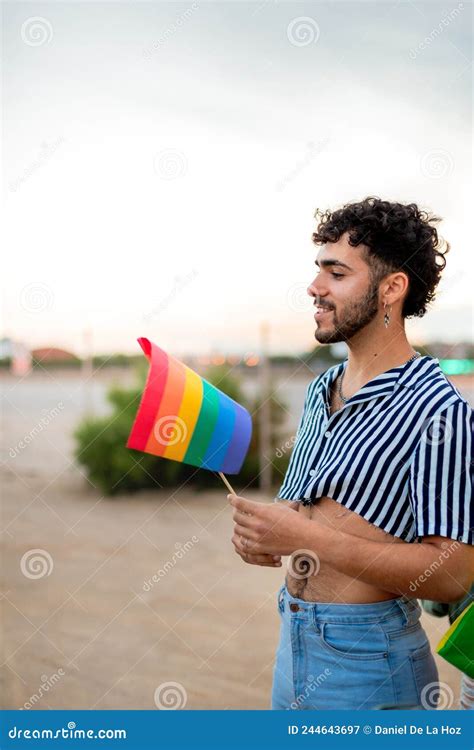 Retrato Vertical De Un Joven Gay Con Bandera Lgbt Arco Iris Espacio De Copia Imagen De Archivo
