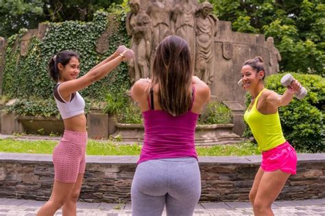 Garota Latina Fazendo Esportes Em Um Parque No Estilo De Vida Da Cidade Um Professor De Vida