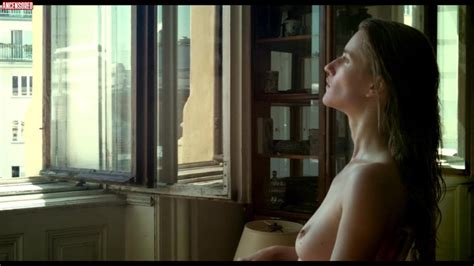 Naked Elisabeth Umlauft In Walking On The Beach