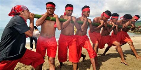 Tradisi Atraksi Bambu Gila Di Maluku Tradisi Unik Di Indonesia