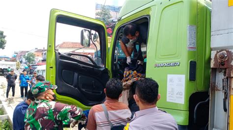 Diduga Kelelahan Seorang Sopir Truk Di Malang Meninggal Dunia Di Dalam