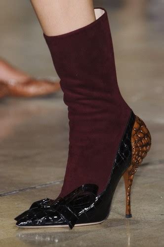 Четыре пары обуви с необычным каблуком