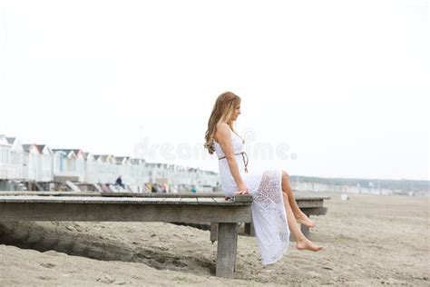 Belle Jeune Femme Blonde S Asseyant Nu Pieds La Plage Photo Stock Image Du Occasionnel