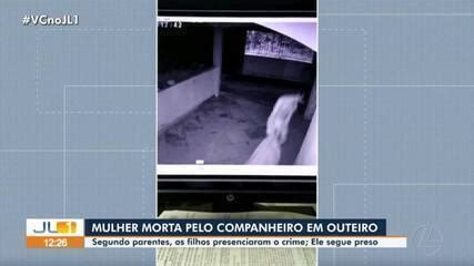 C Mera Filma Homem Arrastando Corpo De Companheira At Fossa Em Quintal