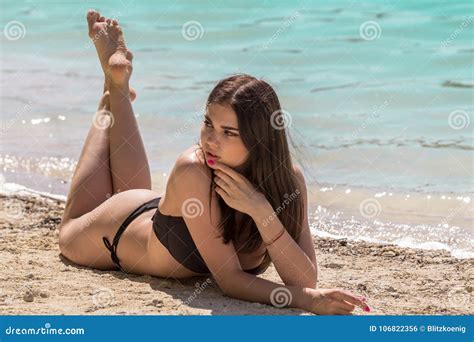 Donna Sexy In Bikini Sul Fondo Del Mare Fotografia Stock Immagine Di Erotico Rosso