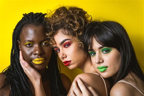 Grupo Multicultural De Hermosas Mujeres Posando En Ropa Interior Foto