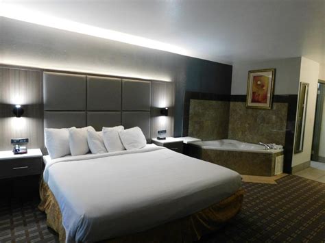 BEST Gatlinburg Hotels With HOT TUB In Room