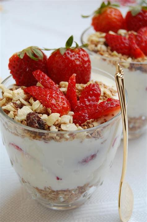 Dessert minceur verrine au fromage blanc céréales et fraises