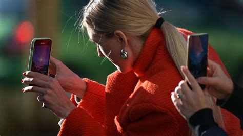 Не больше десяти SIM-карт на одного человека - глава Минцифры ...