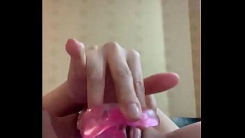 Chica Cachonda Jugando Con El Juguete De Su Hermana XVIDEOS