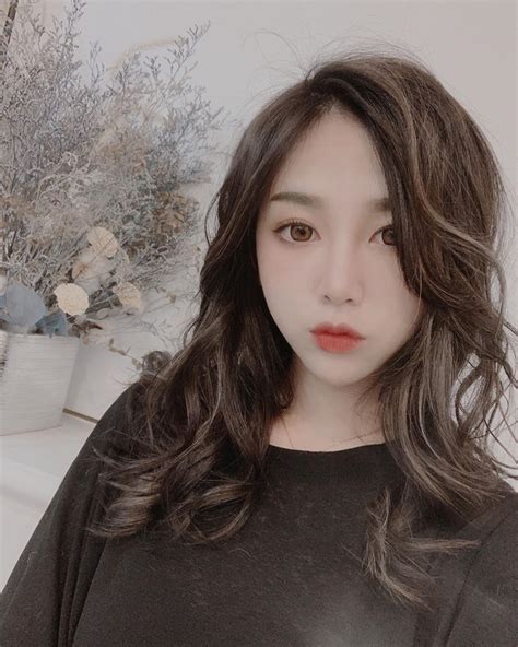 Bị giả mạo danh tính để trục lợi cô nàng hot girl nhắc nhở fan cực chất Đừng để sự nóng nảy