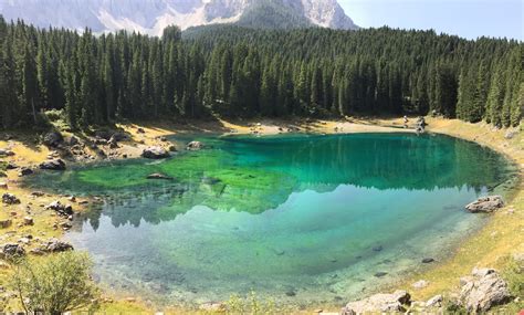 Il Lago Di Carezza Incantevole Scorcio Ricco Di Mistero