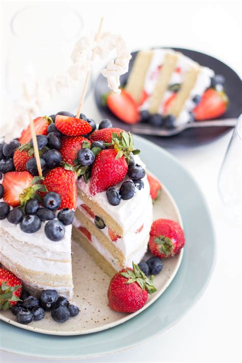 Vanilla Berries Naked Cake Vanilijeva Torta Z Jagodami Dear Kitchen