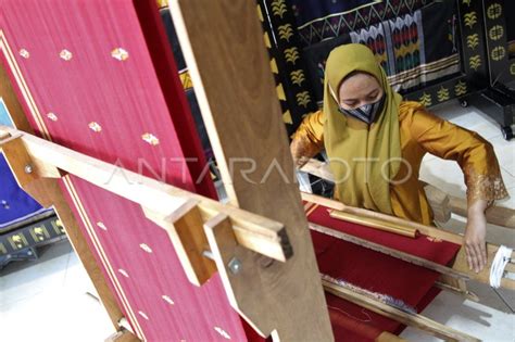 Perajin Tenunan Alat Tradisional Antara Foto