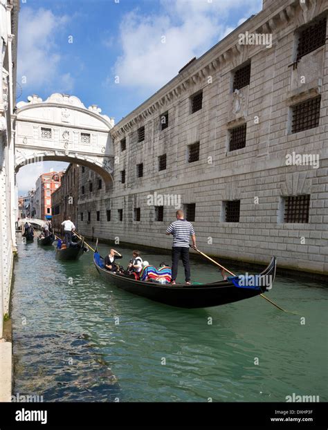 Gondola rides under bridge of sighs hi-res stock photography and images ...