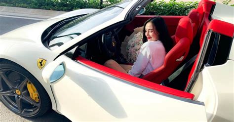 Hot girl Sài thành tậu siêu xe mui trần Ferrari 458 Spider biển tứ quý 8 của Lào